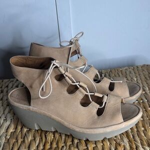 Clark’s Women's Tan Sandals‎ size 9